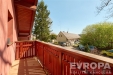 Prostorn� balkon s d�ev�n�m z�bradl�m nab�z� slunn� v�hled do klidn� ulice, ide�ln� pro relaxaci.