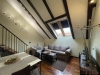 ob�v�k-j�delna s p�irozen� sv�tlo, d�ev�n� podlaha, televize, klenut� strop, a sledovat osv�tlen�