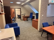 Pron�jem kancel���, Karlovy Vary, Dvory