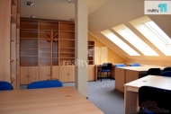 Pron�jem kancel���, Karlovy Vary, Dvory