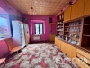 J�delna s retro n�bytkem, d�ev�n� sk��� a vitr�na, koberce s v�razn�m vzorem, velk� okna poskytuj� p�irozen� sv�tlo, p�vodn� stav vhodn� k rekonstrukci.