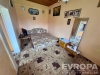 �tuln� lo�nice s kobercem a d�ev�n�m stropem, dekorativn� obr�zky na st�n�, klidn� atmosf�ra vhodn� pro relaxaci.