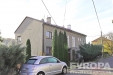 �ed� �adov� d�m s velk�mi okny a upravenou p�edzahr�dkou se vzrostl�mi stromy, nach�z� se v klidn� reziden�n� �tvrti.