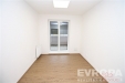 �zk� m�stnost s d�ev�nou podlahou, b�l�mi st�nami a velk�mi okny vedouc�mi na balkon, ide�ln� pro sv�tlou kancel�� nebo lo�nici.