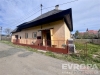 Tradi�n� venkovsk� d�m s d�ev�nou st�echou, oplocen� dvorek, klidn� lokalita, ide�ln� pro rekonstrukci a venkovsk� bydlen�.
