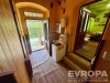 Vstupn� hala s d�ev�nou podlahou, sv�tl�mi st�nami a praktick�m um�st�n�m spot�ebi��. Napojen� na �tulnou j�delnu.
