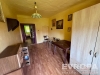 �zk� m�stnost s parketovou podlahou, sv�tl� st�ny, dv� �idle u d�ev�n�ho stolu, d�ev�n� sk���, vintage n�bytek, jednoduch� styl.