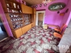 Barevn� ob�vac� pokoj s retro kobercem, vestav�n�mi sk��n�mi a vintage dekoracemi, vhodn� k rekonstrukci, nab�z� jedine�n� kouzlo minulosti.