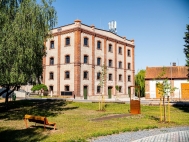 Pron�jem komer�n�ho objektu : Administrativn� b., Da�ice (okres Pardubice)