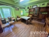 J�delna s parketovou podlahou, velk�mi okny a tradi�n�mi d�ev�n�mi sk��n�mi, vytv��� �tuln� rustik�ln� styl.