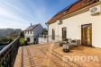 Prostorn� terasa s dla�bou, elegantn�m z�bradl�m a v�hledem na zahradu, ide�ln� pro relaxaci, vybaven� modern�m n�bytkem a venkovn� klimatizac�.
