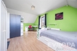 Sv�tl� lo�nice s parketovou podlahou, vestav�n� sk��n�, modern� n�bytek, velk� okna, v�razn� zelen� st�na a pracovn� kout.