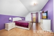 Prostorn� lo�nice s parketovou podlahou a velk�mi okny, modern� n�bytek a fialov� st�ny dod�vaj� interi�ru sv�est a styl.