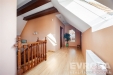 Podkrovn� chodba s d�ev�n�m z�bradl�m, sv�tl� prostor, sv�tl� parketov� podlahy, st�e�n� okno, modern� design, velmi dobr� stav