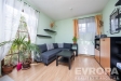 Sv�tl� ob�vac� pokoj s parketovou podlahou, velk� okna a modern� n�bytek, �tuln� styl a p�irozen� osv�tlen�