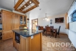 Kuchy� s j�delnou, dla�ba, d�ev�n� sk���ky, modern� osv�tlen�, prostorn� a sv�tl� m�stnost s velk�mi okny.