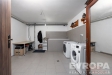 Prostorn� pr�delna s modern�mi spot�ebi�i, dla�bou a vestav�n�mi �lo�n�mi prostory, ide�ln� pro pohodlnou �dr�bu dom�cnosti.