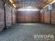 Pron�jem skladovac�ch prostor, D���n