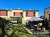 Zahrada s dl�d�nou terasou, zahradn�m n�bytkem a pergolou, obklopen� �iv�m plotem, ide�ln� pro relaxaci a grilov�n�.