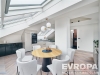 Sv�tl� j�delna nab�z� modern� design se sv�tl�m d�evem, velk�mi okny a parketovou podlahou, ide�ln� pro pohodln� bydlen�.