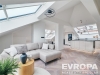 Sv�tl� ob�vac� pokoj s parketovou podlahou, velk�mi st�e�n�mi okny a modern�m interi�rem. Propojen� kuchy�sk� kout s ostr�vkem a designov�m osv�tlen�m