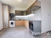Modern� kuchy� s parketovou podlahou, vestav�n� spot�ebi�e a d�ev�n� sk���ky, minimalistick� design a sv�tl� st�ny vytv��ej� stylov� prostor.