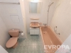 Koupelna s dla�bou v pastelov�ch barv�ch, obsahuje vanu, umyvadlo a toaletu, p�sob� udr�ovan� a sv�e