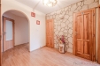 Vstupn� hala s parketovou podlahou, d�ev�n�mi dve�mi a dekorativn� kamennou st�nou, sv�tl� interi�r.