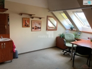 Pron�jem obchodn�ch prostor, Karlovy Vary, Dvory