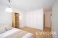 Prostorn� lo�nice s vestav�n�mi sk��n�mi, d�ev�nou podlahou a modern�m osv�tlen�m, nab�z� sv�tl� a minimalistick� design.